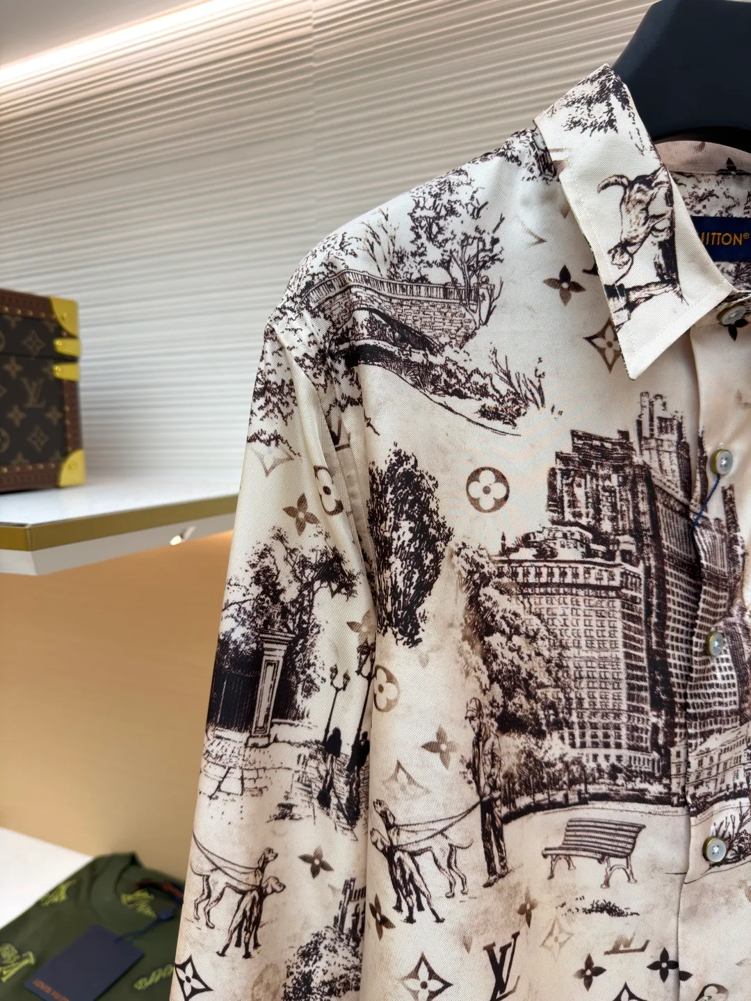LOUIS VUITTON Mulberry silk long-sleeved shirt ●Original version: purchased and developed for 17700 ●Item number: 1680840-A75 ●Fabric: mulberry silk fabric ●Technology: jacquard production ●Version: fitted version ●Weight: about 190 grams ●Size: S-M-L-XL ●Description: The fabric is made of customized 75D interlining mulberry silk fabric, which is a natural animal protein fiber with a natural soft white gloss, smooth surface, soft and delicate feel, and is known as the "Queen of Fibers" in the fabric industry! This model depicts the entire Monogram City with delicate touches. The Walk pattern flexibly integrates Monogram elements into the urban dog-walking scene, refreshing the traditional French Jouy print while expressing the inspiration of the season. The twill mulberry silk reveals a gorgeous texture and can inject a romantic style into the elegant look. Use imported direct-injection equipment to fix the processed fabric on the direct-injection printer workbench, start the equipment, and the printer will follow the design file. The ink is directly sprayed onto the fabric through the inkjet head. The multi-color nozzle of the direct-injection printer can mix pigments to achieve rich color transitions. It can achieve high-precision, high-color saturation pattern printing, with bright, realistic colors and strong layering. It can present rich details, such as gradients, etc., and can also simulate the realistic effects of 3D and embroidery, increasing the added value of the product. . Using advanced laser cutting machines, it is a processing technology that uses high-energy-density laser beams to cut materials. It can achieve precise cutting of complex shapes. The edges cut by the laser will melt to form joint edges without trimming and hemming, which can prevent loose edges. The overall line is straight and delicate, the fabric is comfortable and soft, and the color is consistent without color difference. It can be matched with the same style to create a fashionable look, and it can be customized for various occasions. The accessories are complete and the same style for men and women!